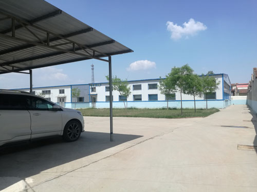 德州健之源地處魯西北平原，毗鄰黃河故道森林公園，生產(chǎn)條件環(huán)境優(yōu)越，擁有現(xiàn)代化的廠房，標(biāo)準(zhǔn)化的生產(chǎn)車間，公司擁有三證：SC食品生產(chǎn)許可證、GMP證、食品出口生產(chǎn)企業(yè)證書，生產(chǎn)過程中采用ISO22000管理體系進行科學(xué)管理，并擁有近十年的生產(chǎn)加工經(jīng)驗，產(chǎn)品口感、湯色、功效等各項指標(biāo)均能達到客戶滿意，生產(chǎn)采用全自動帶線帶牌袋泡茶包裝機生產(chǎn)線，有全套的粉碎和超微粉碎、分篩、烘干、滅菌、制粒、制袋等設(shè)備，科學(xué)的生產(chǎn)工藝和嚴(yán)格規(guī)范的滅菌殺毒技術(shù)。